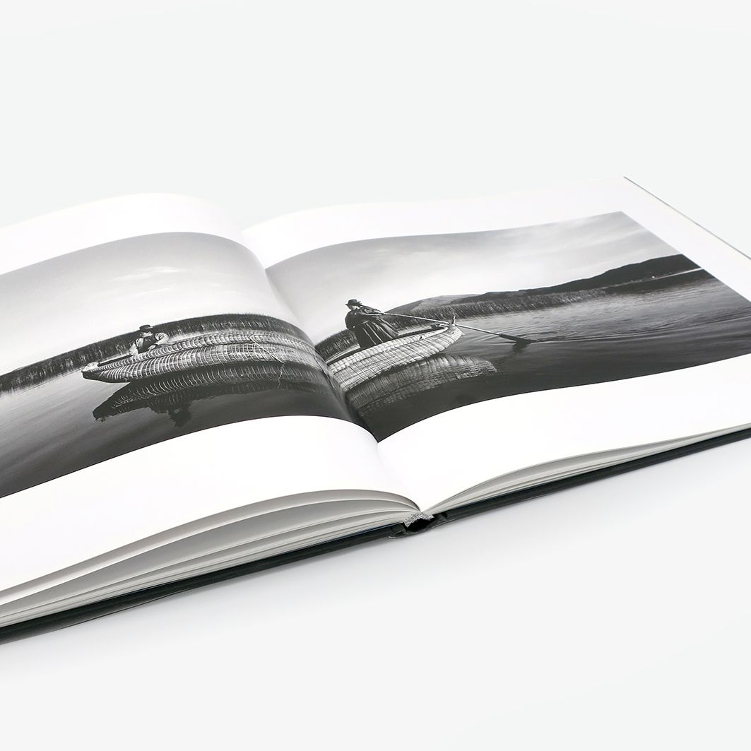 Fotobok i stivbind med preg og smussomslag
